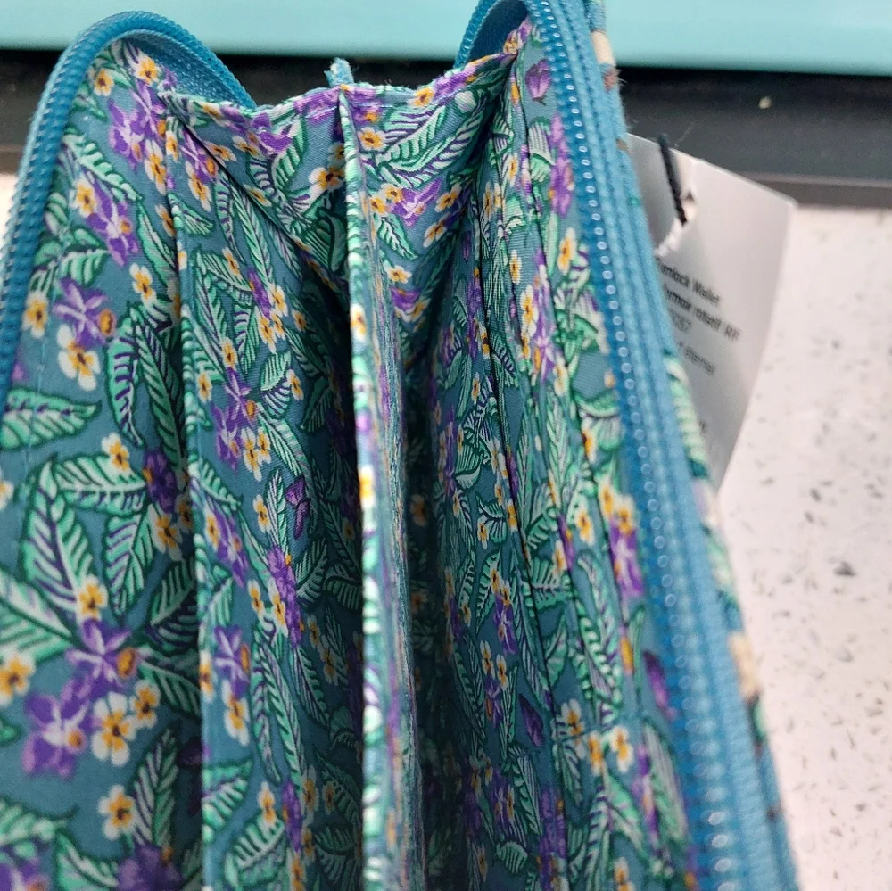 Turnlock Wallet Hanging Around Sloths NWT - Picture 4 of 4